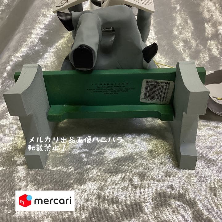 カウパレード　新聞を読むウシ　#11565