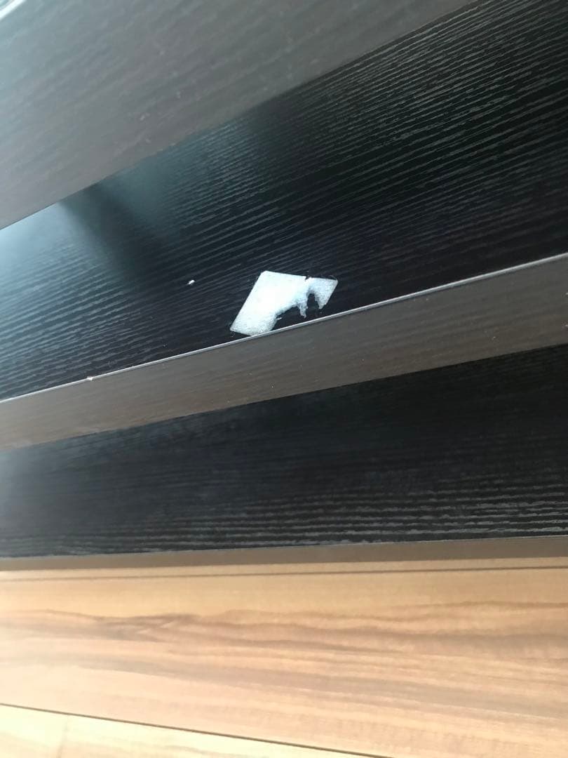 黒い木製ラック 2段