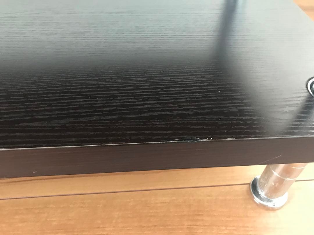 黒い木製ラック 2段