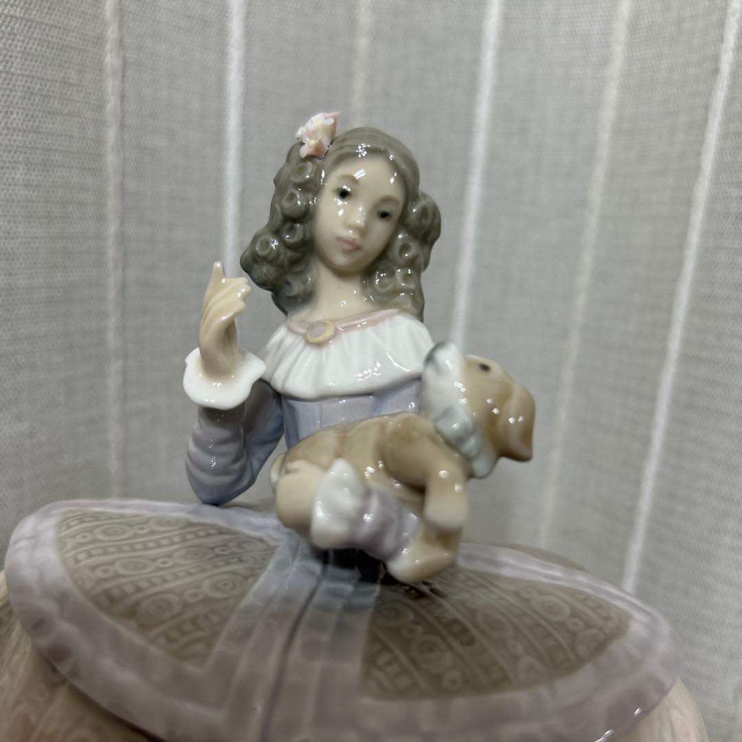 LLADROリヤドロ「仔犬を抱く貴婦人」　　　　新品！