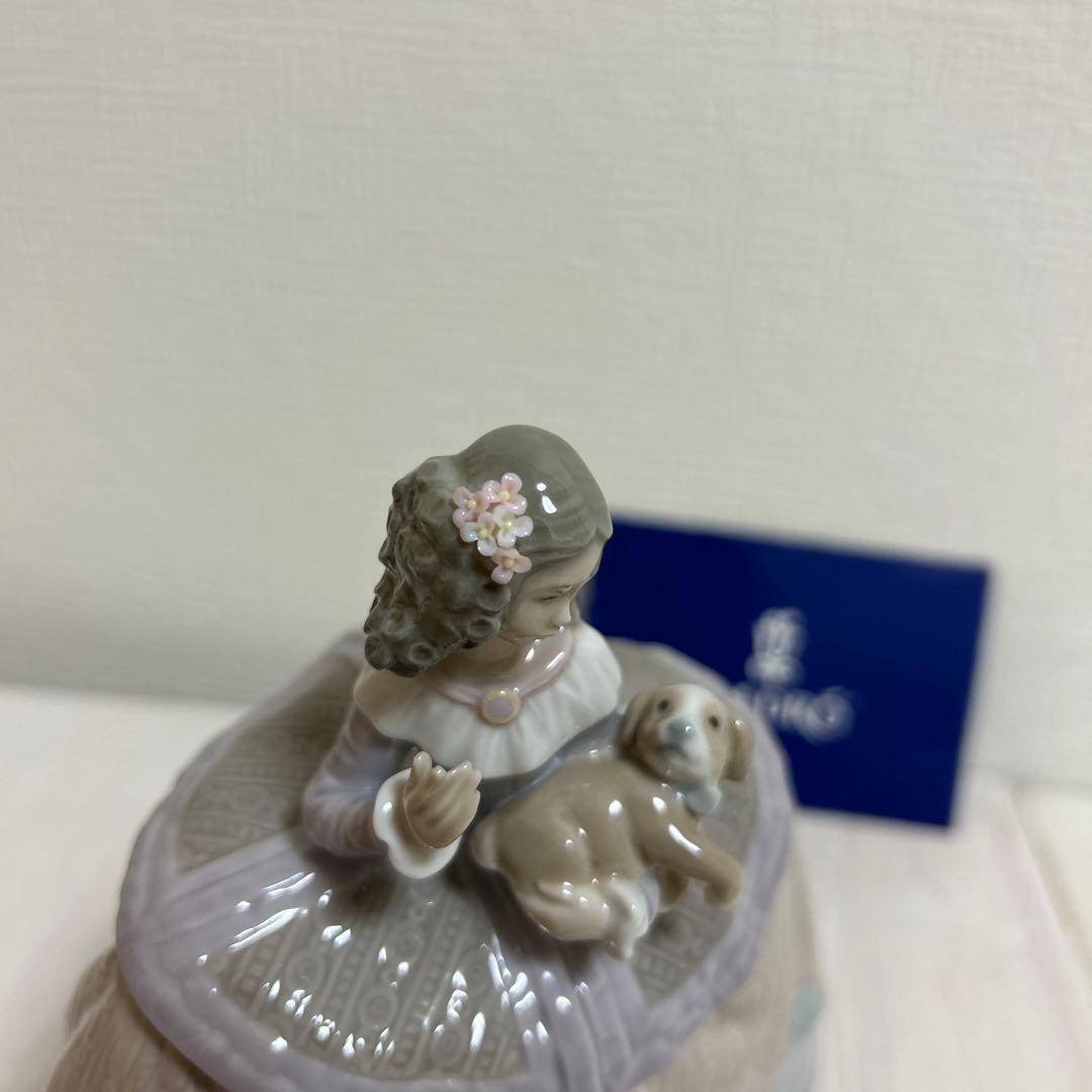 LLADROリヤドロ「仔犬を抱く貴婦人」　　　　新品！