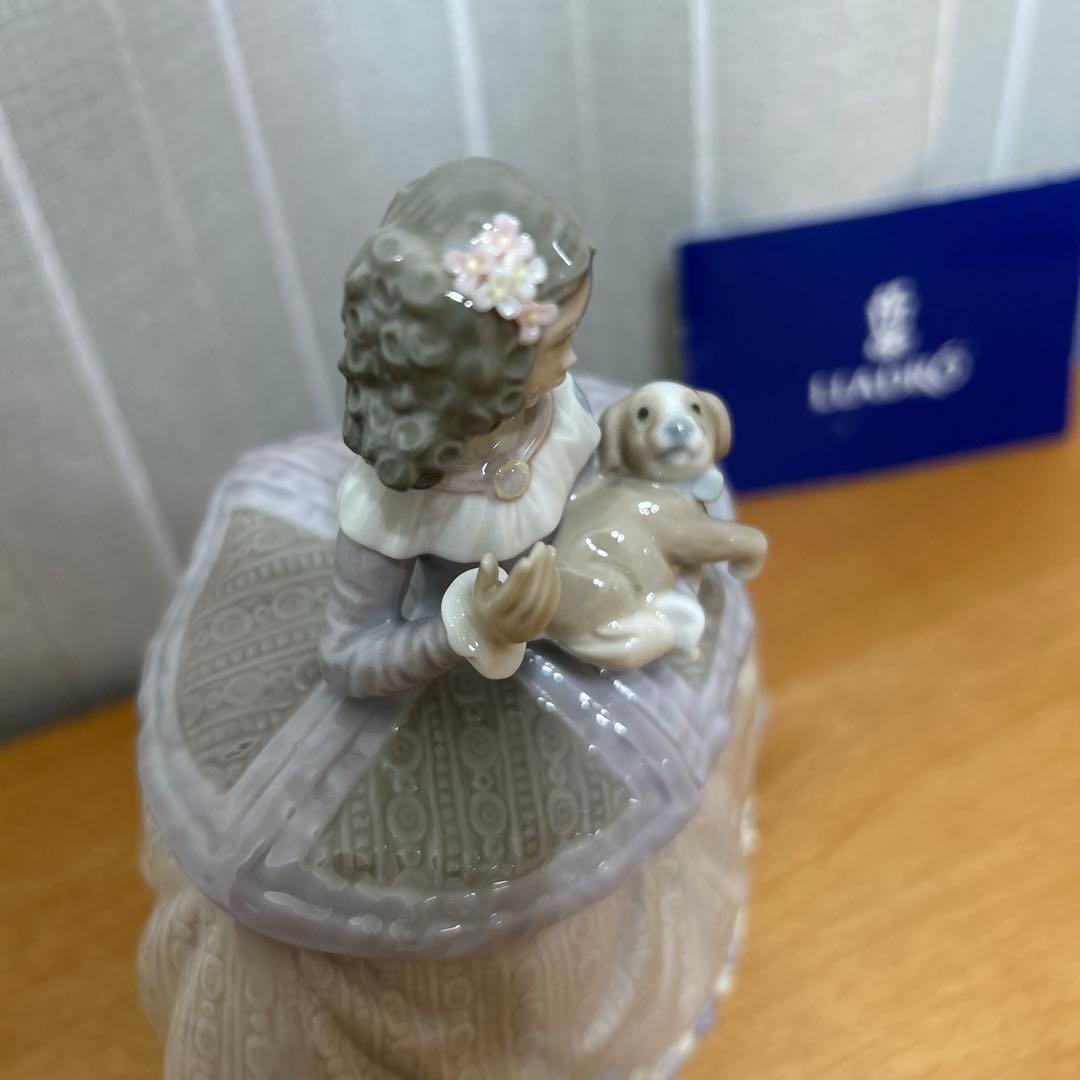 LLADROリヤドロ「仔犬を抱く貴婦人」　　　　新品！