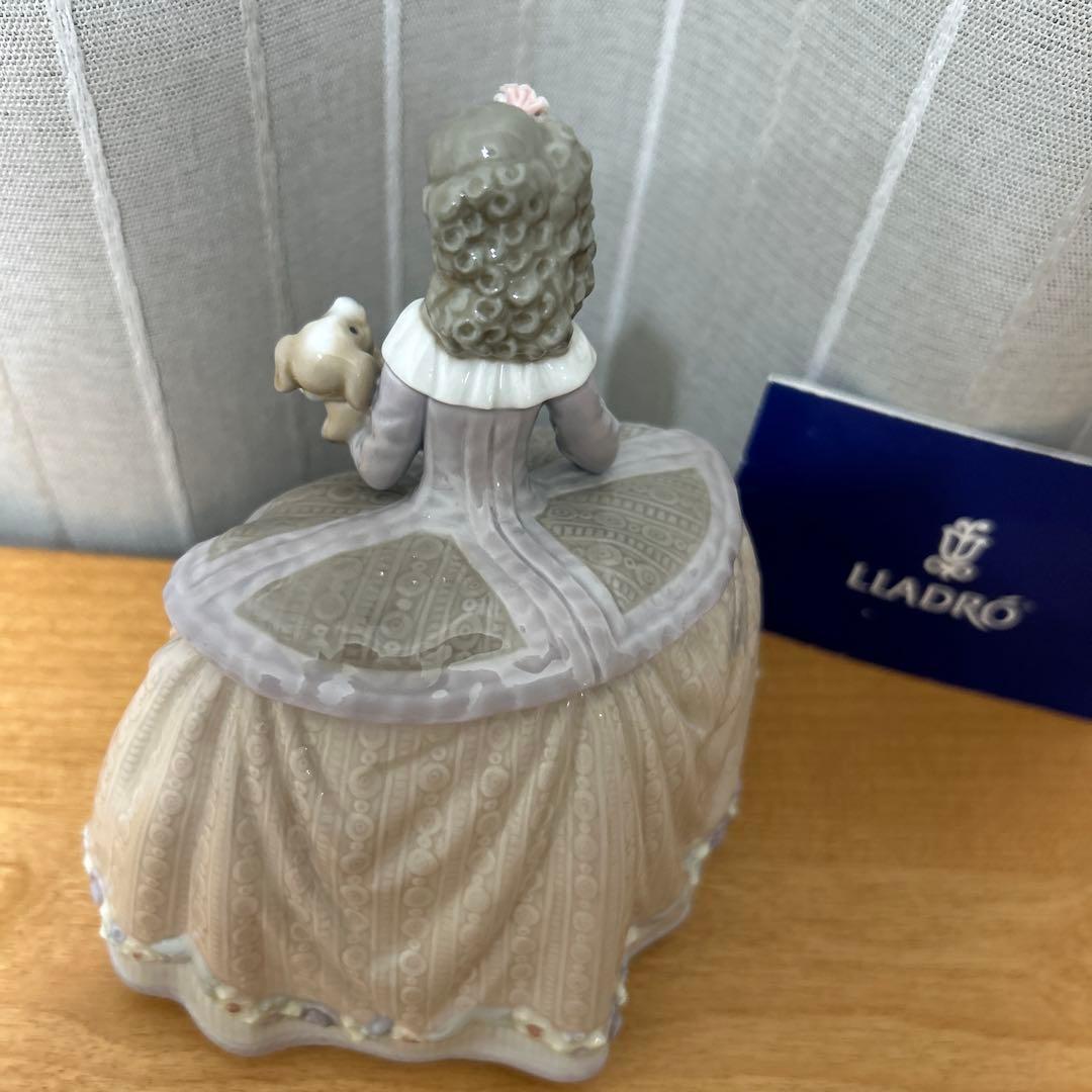 LLADROリヤドロ「仔犬を抱く貴婦人」　　　　新品！