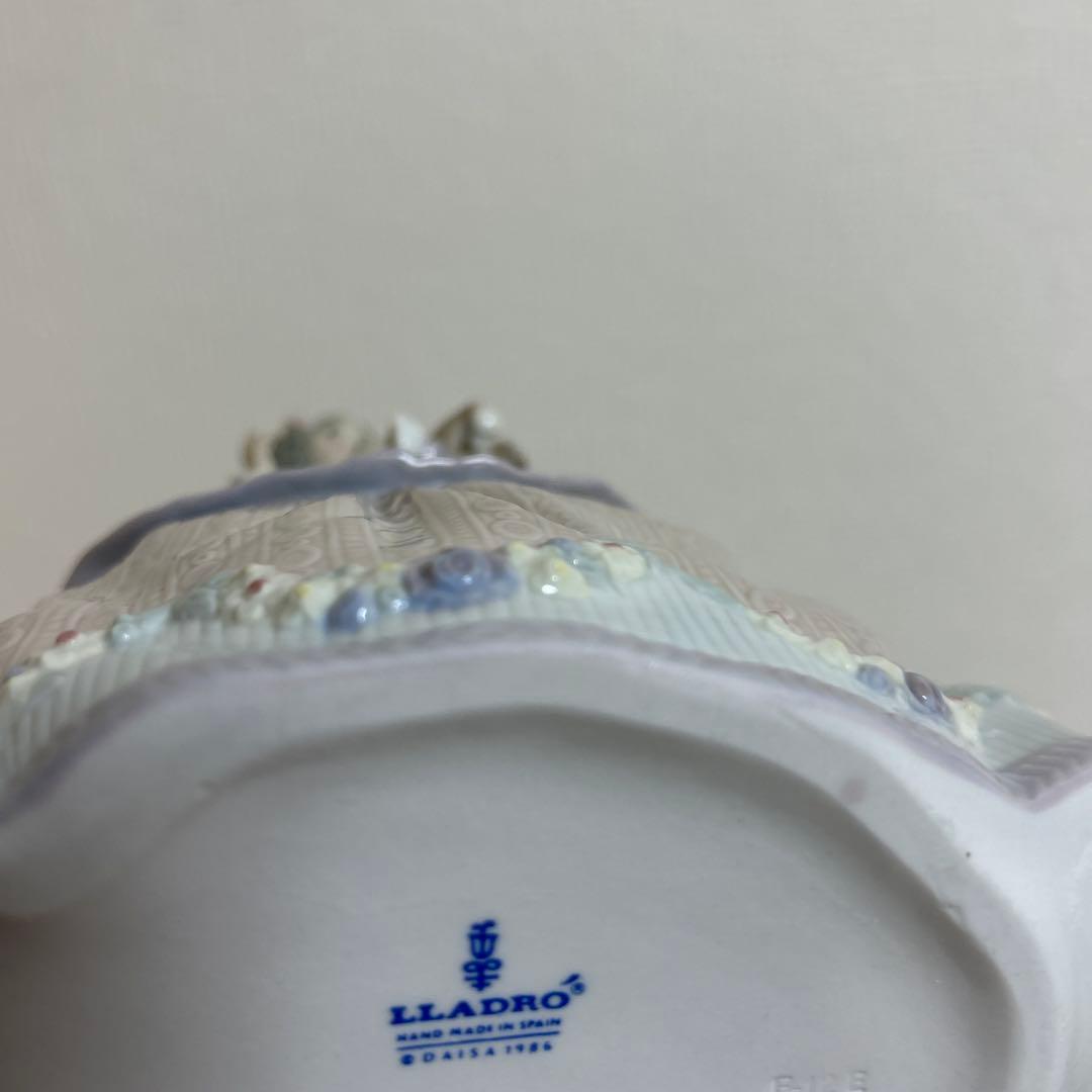 LLADROリヤドロ「仔犬を抱く貴婦人」　　　　新品！