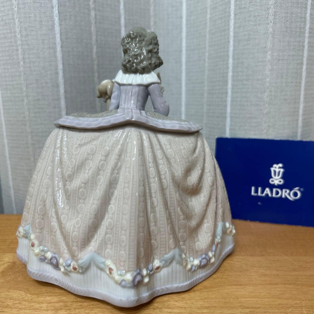 LLADROリヤドロ「仔犬を抱く貴婦人」　　　　新品！