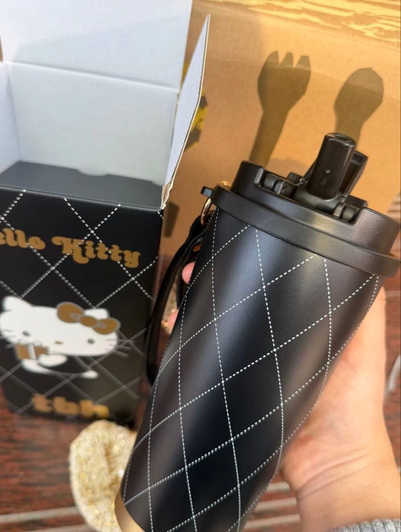 海外限定ハローキティHello Kitty × TBH ボトル　タンブラー