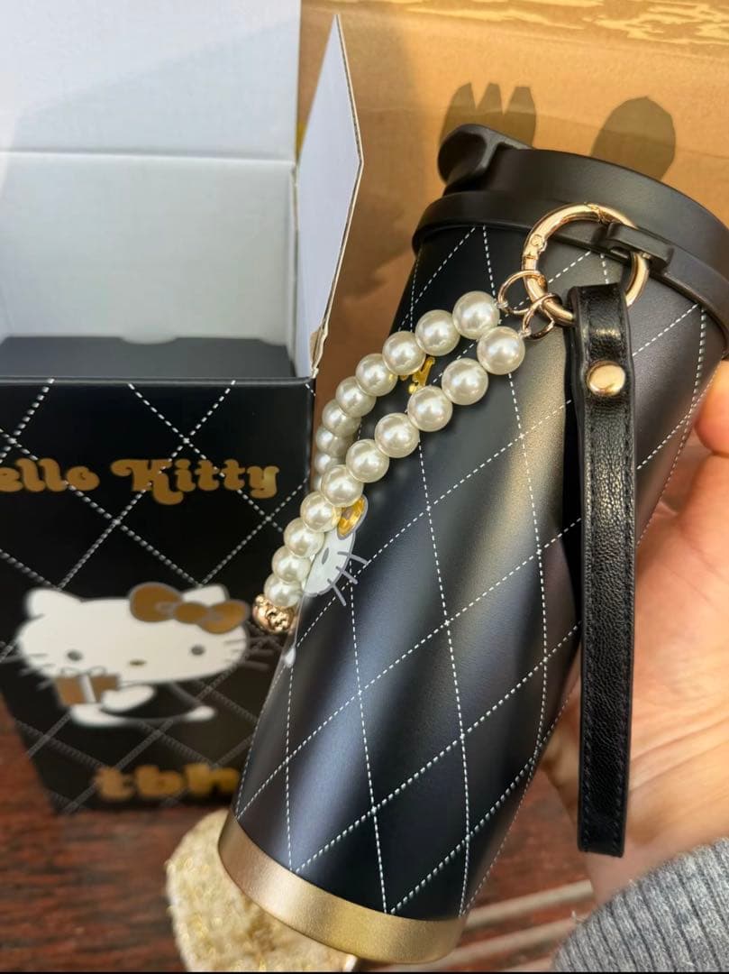 海外限定ハローキティHello Kitty × TBH ボトル　タンブラー