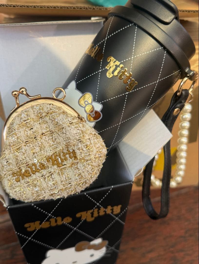 海外限定ハローキティHello Kitty × TBH ボトル　タンブラー