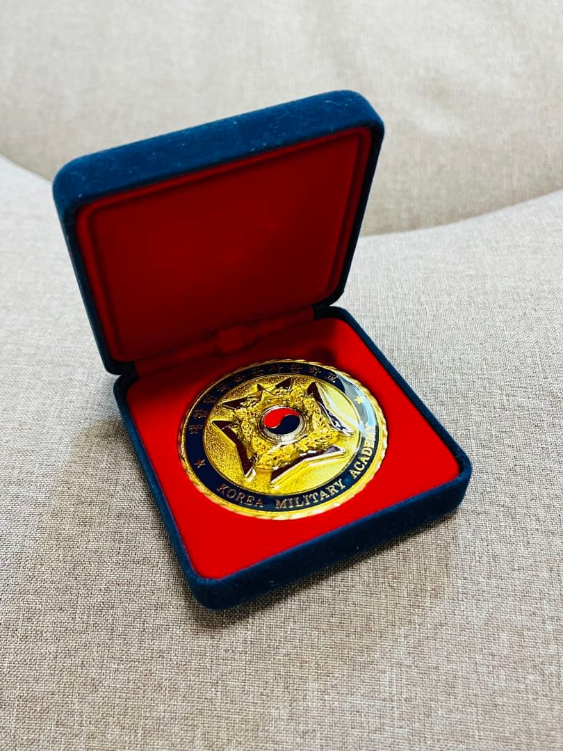 u*5様 韓国陸軍士官学校 チャレンジコイン KMA 육사 ケース付 - メルカリ