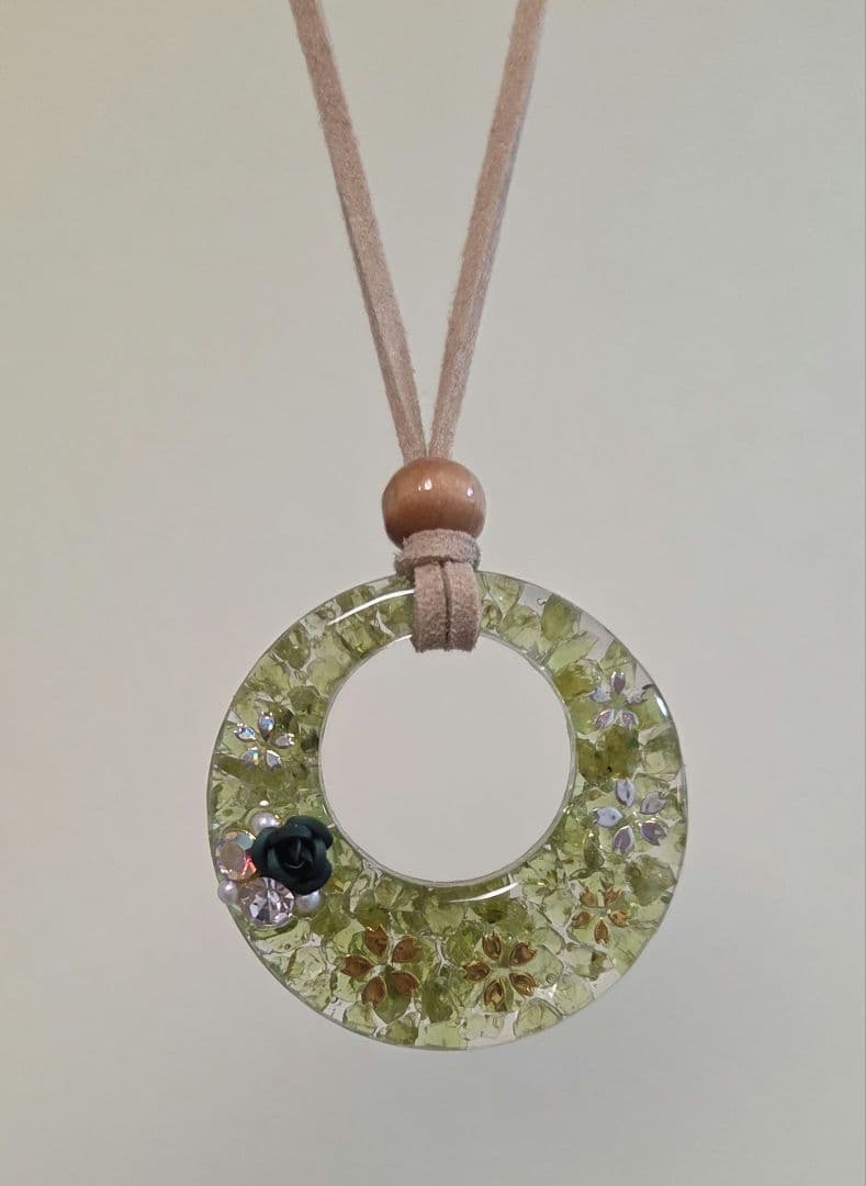 桜・ペリドット天然石レジンネックレス　　　　レジンネックレス　　パワーストーン