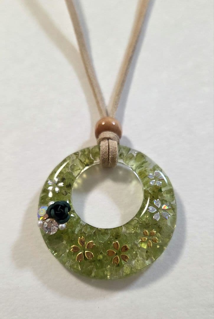 桜・ペリドット天然石レジンネックレス　　　　レジンネックレス　　パワーストーン