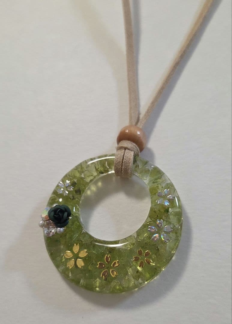 桜・ペリドット天然石レジンネックレス　　　　レジンネックレス　　パワーストーン