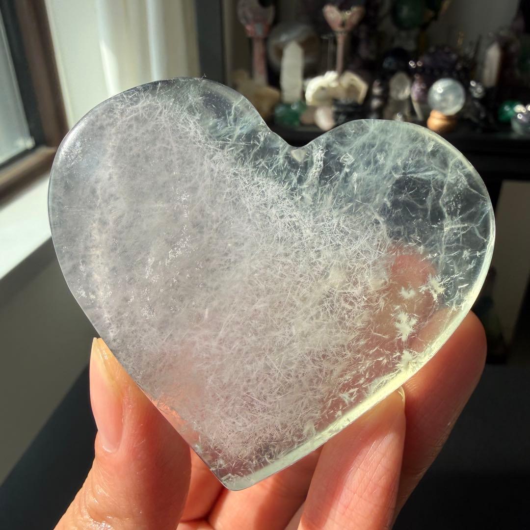 【にじいろ】天然石フローライトのハート　置物　台座付きNO.021307