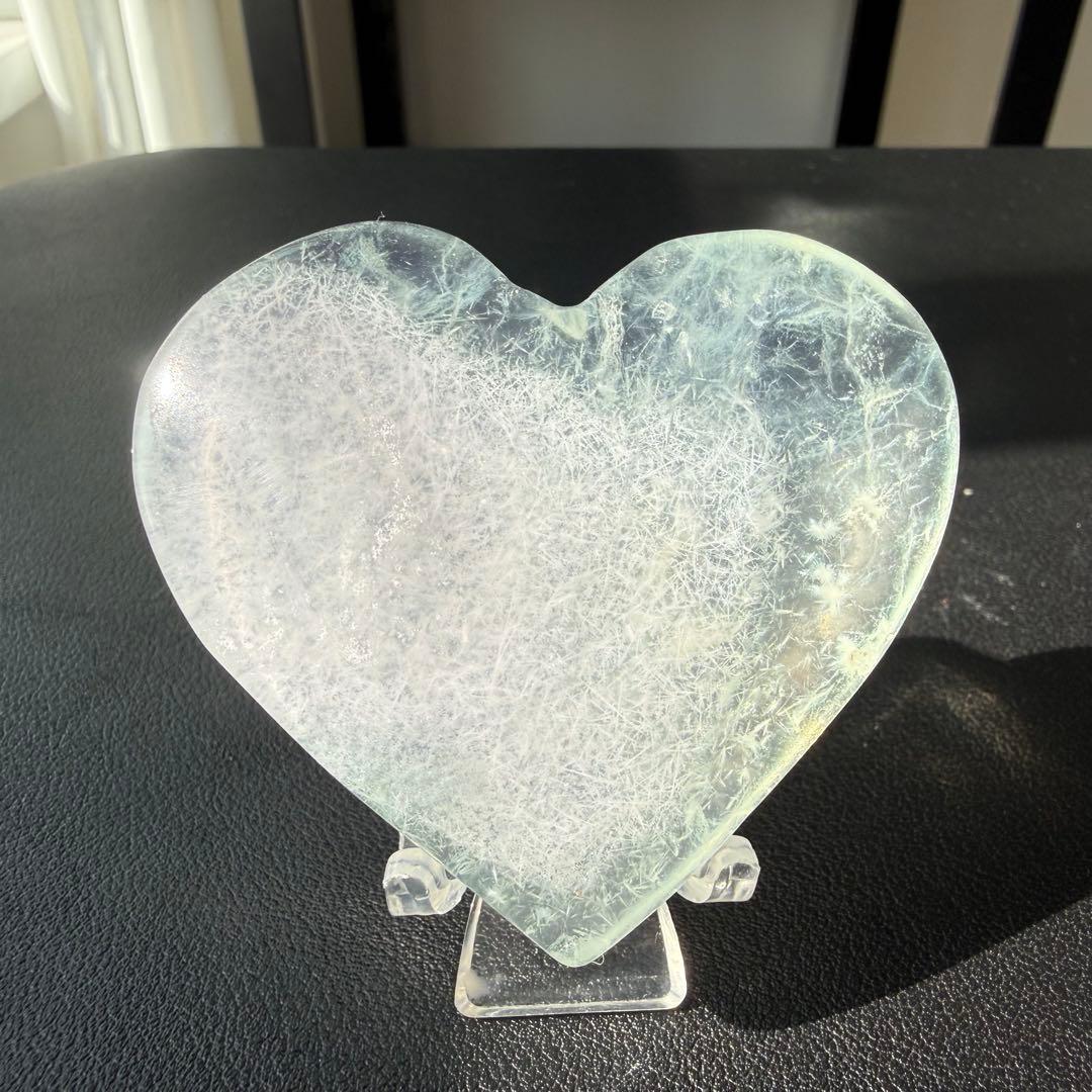 【にじいろ】天然石フローライトのハート　置物　台座付きNO.021307