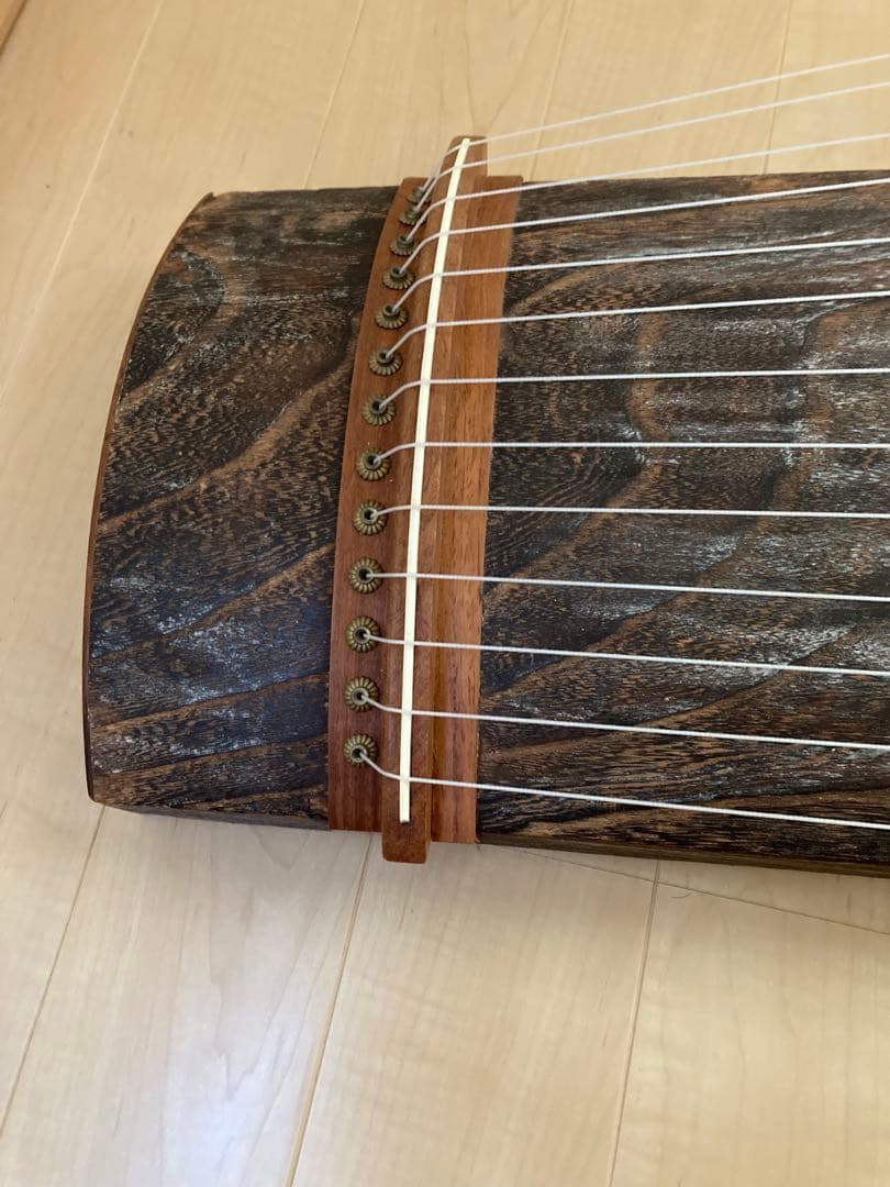 琴　伝統的な木製の筝 13弦付き