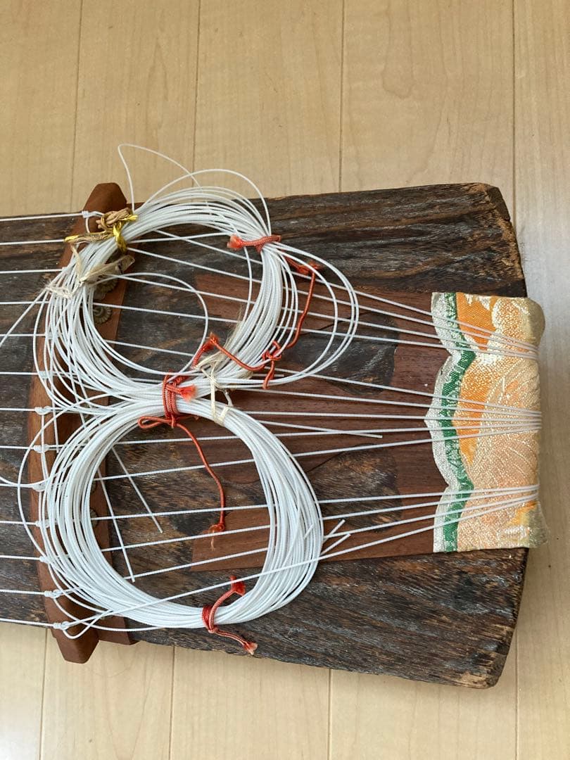 琴　伝統的な木製の筝 13弦付き