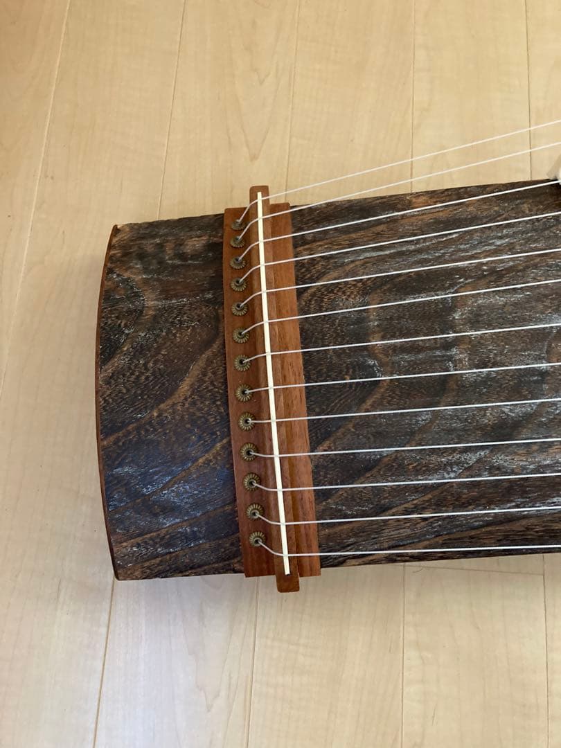 琴　伝統的な木製の筝 13弦付き