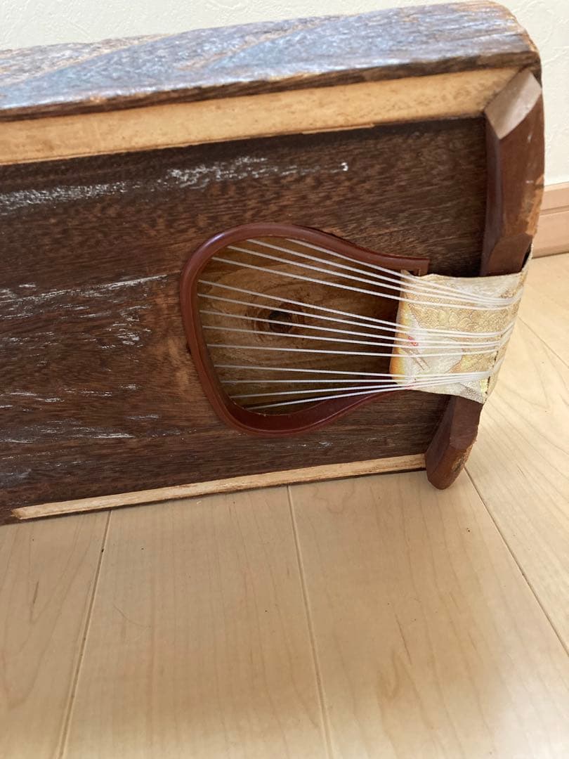 琴　伝統的な木製の筝 13弦付き