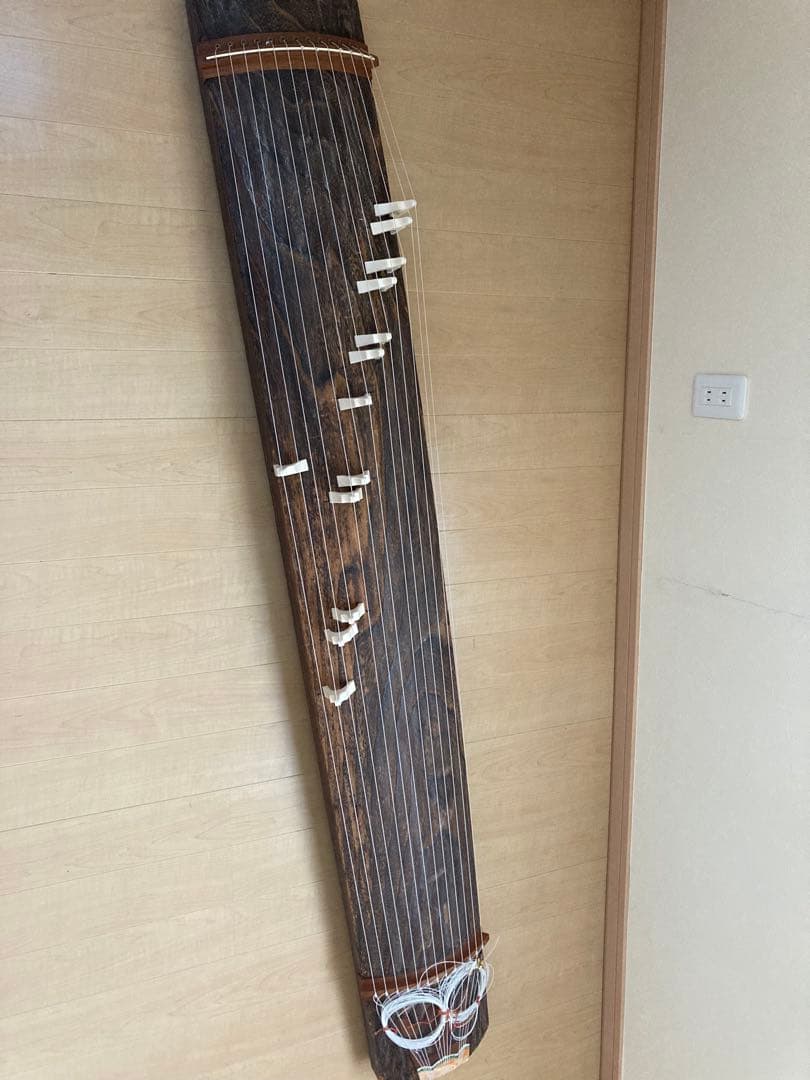 琴　伝統的な木製の筝 13弦付き