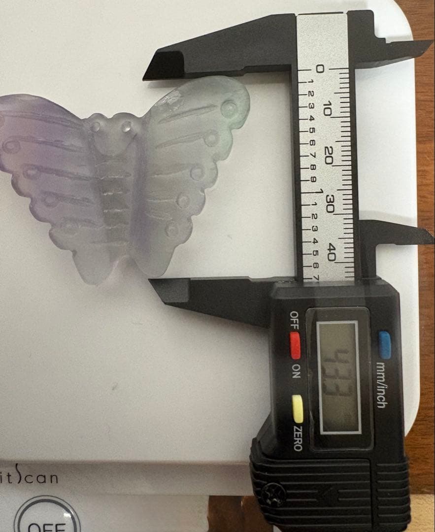 蝶の形 ルース石 紫色 縦約4.5㎝、横約5.5cm ミックスフローライト