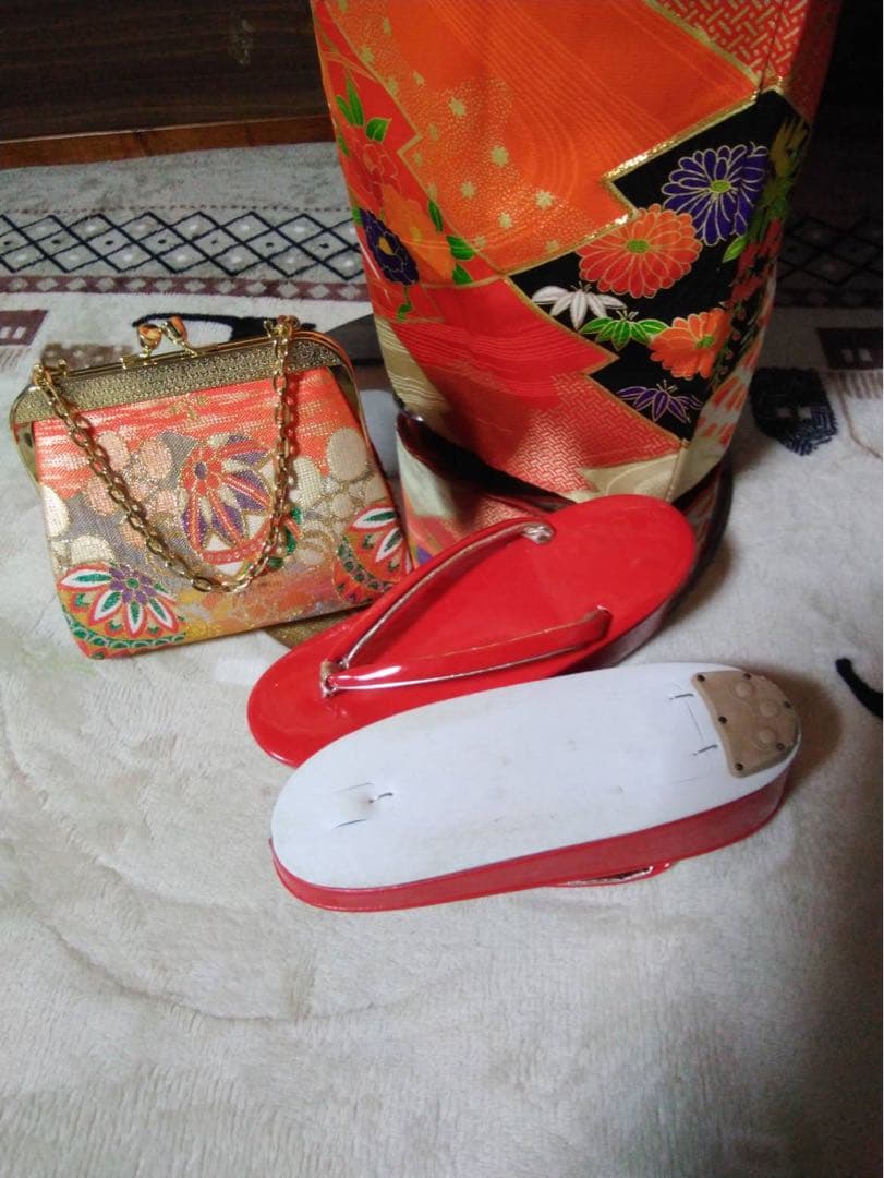 ichiyo です。7歳向け・正絹・お着物のセット・目立たない汚れあり