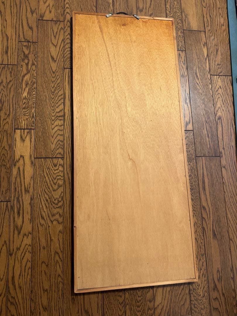 彫刻入り木製フレームの壁掛けミラー