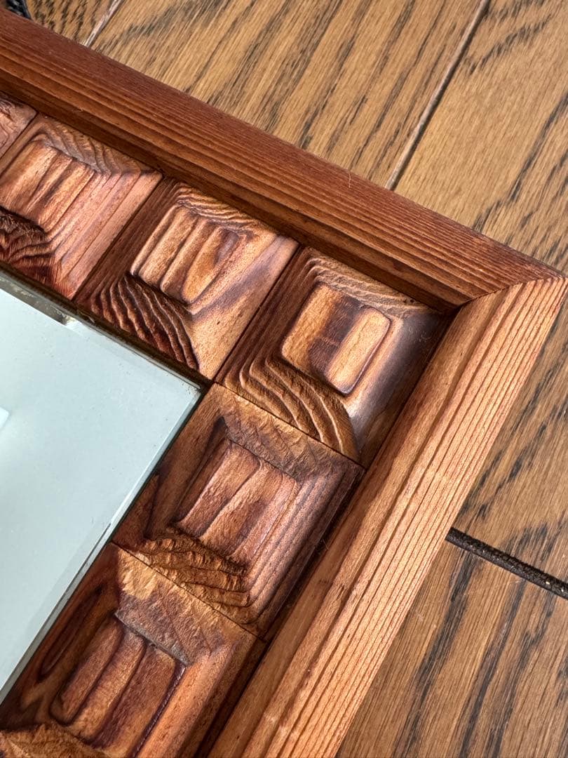 彫刻入り木製フレームの壁掛けミラー