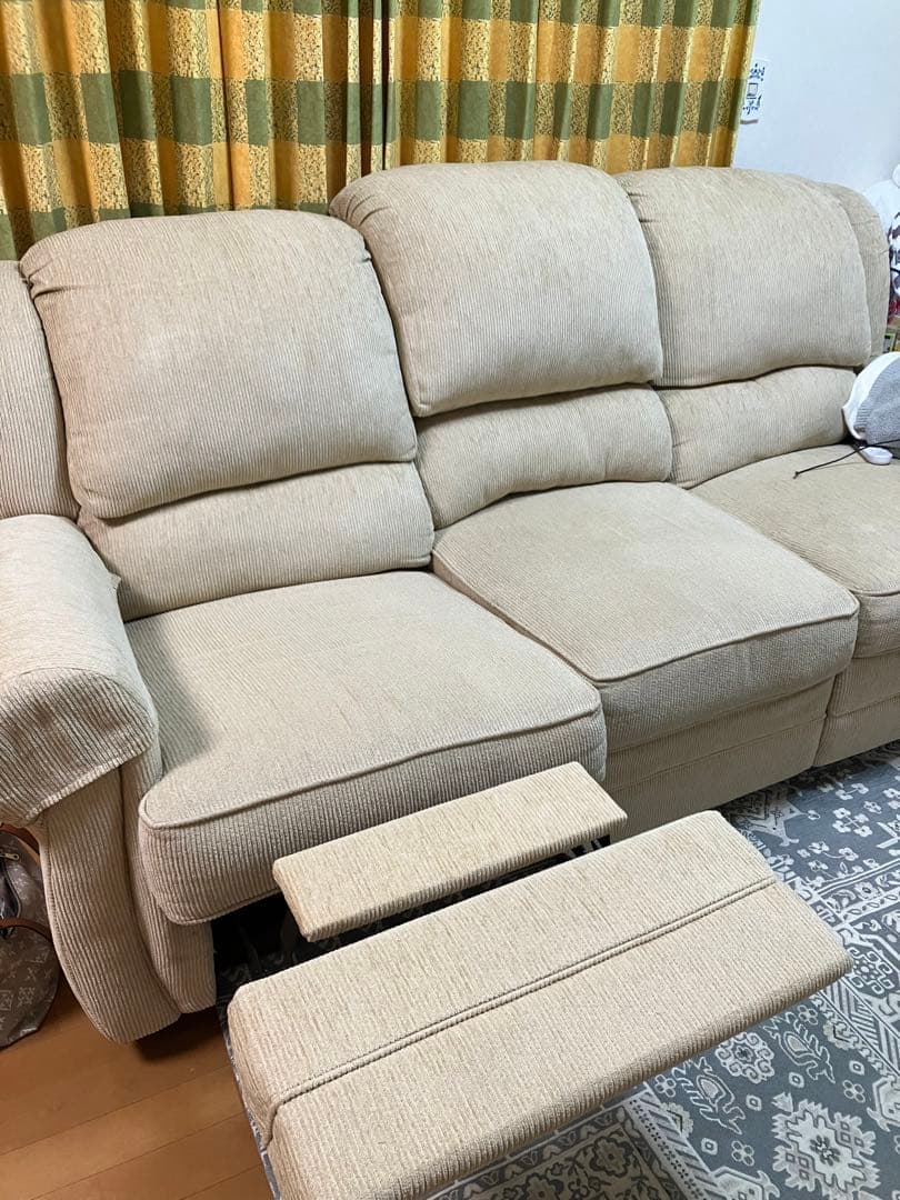 IDCベージュ 3人掛けソファ ファブリック　足がのばせる