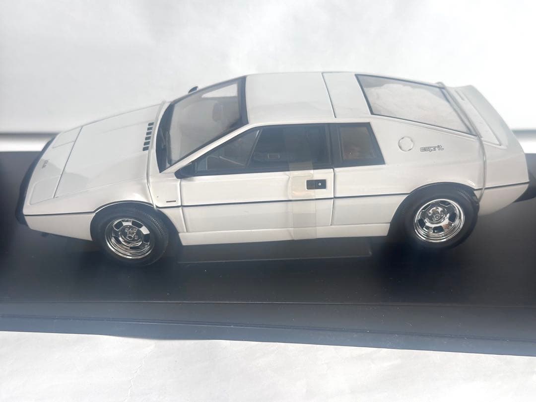 1/18 オートアート　ロータス エスプリ 007 私を愛したスパイ