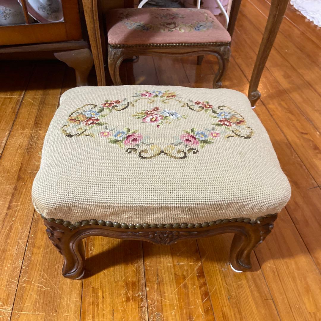 アンティークニードルポイントオツトマン