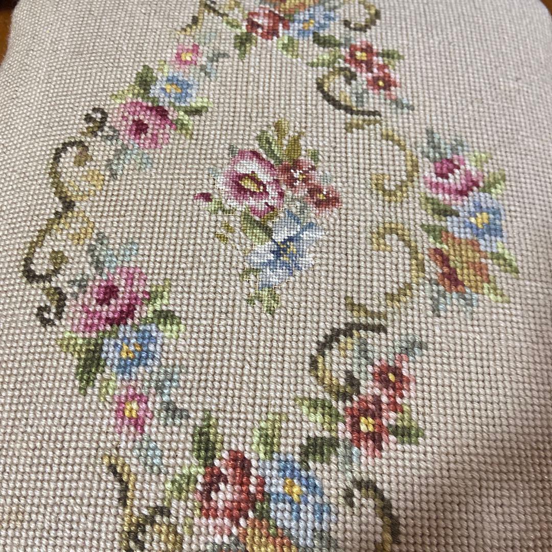 アンティークニードルポイントオツトマン