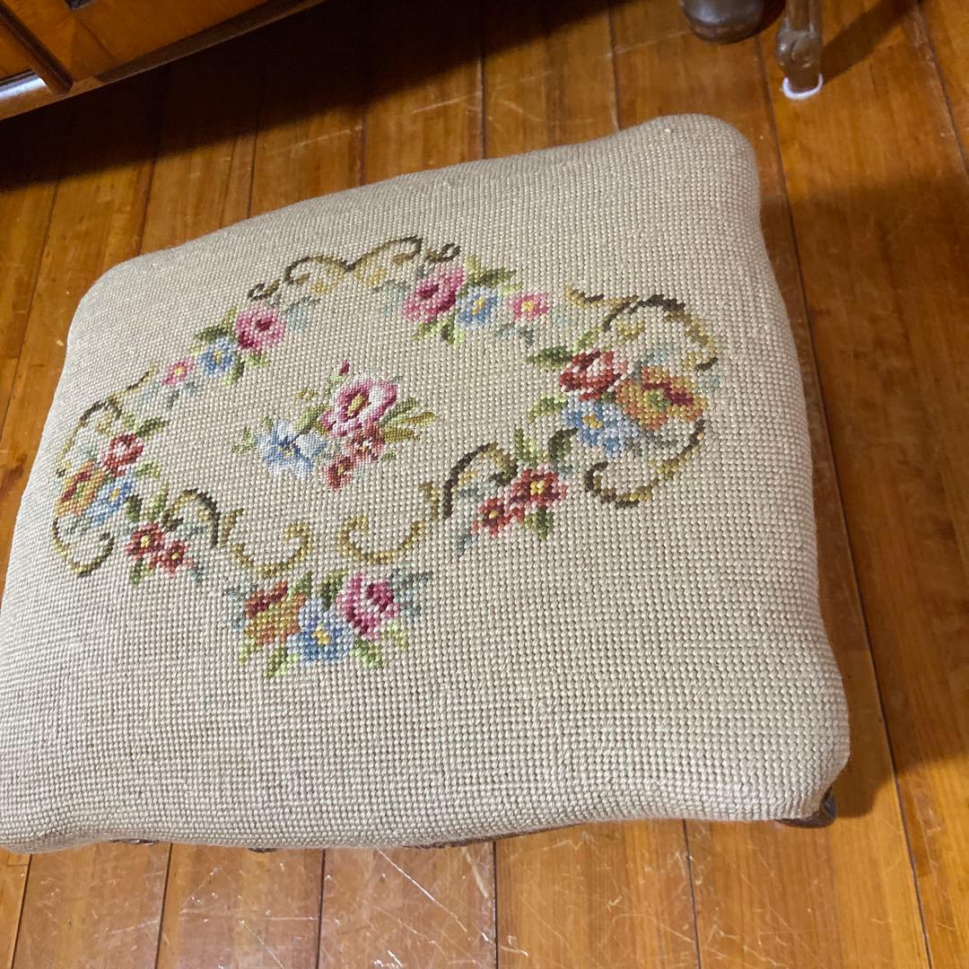 アンティークニードルポイントオツトマン