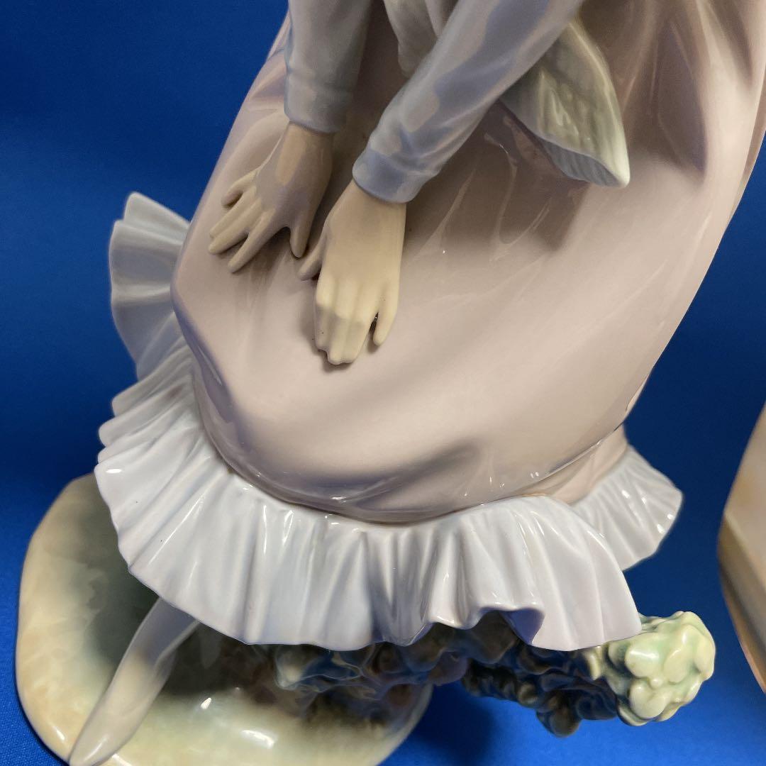 希少　リヤドロ　木の上で屈む女性　スカーフなびく女性