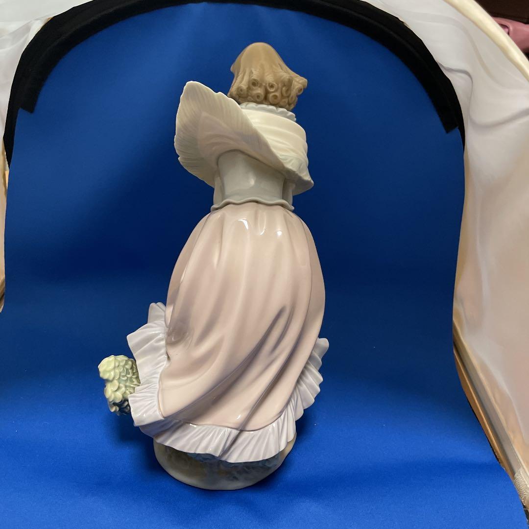 希少　リヤドロ　木の上で屈む女性　スカーフなびく女性