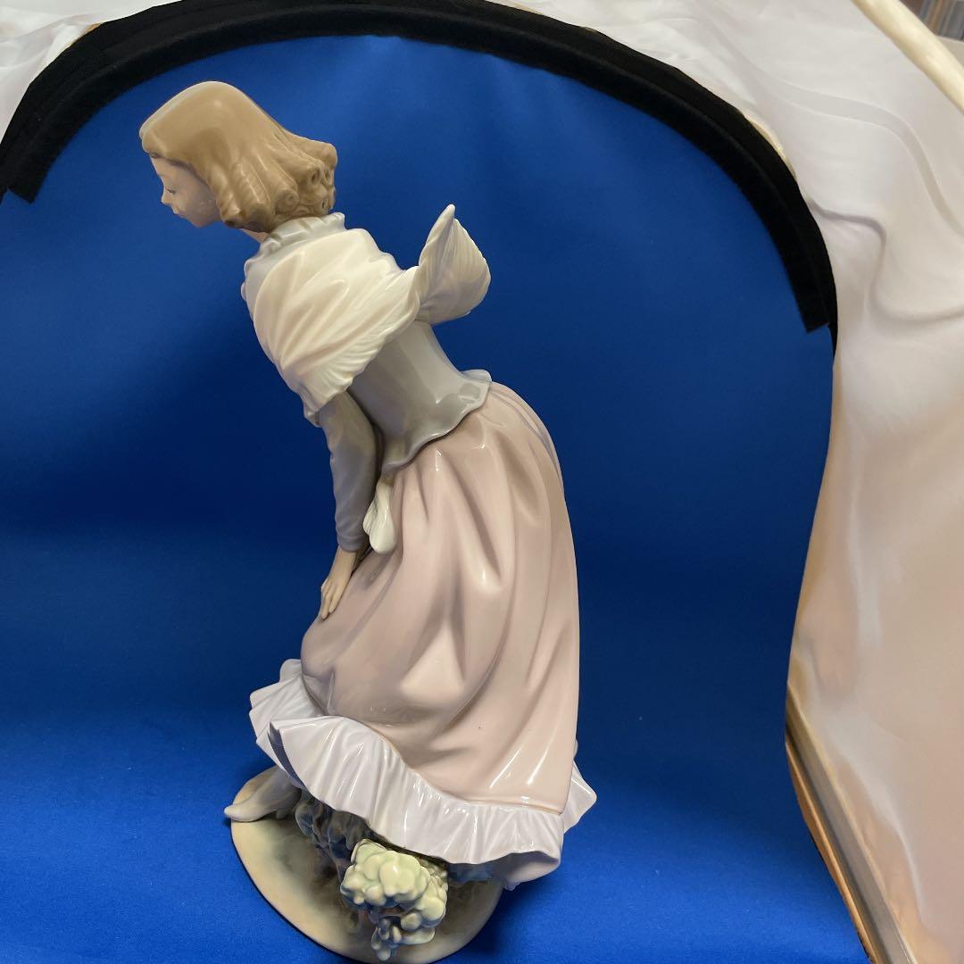 希少　リヤドロ　木の上で屈む女性　スカーフなびく女性