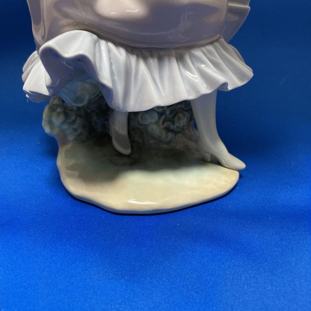 希少　リヤドロ　木の上で屈む女性　スカーフなびく女性