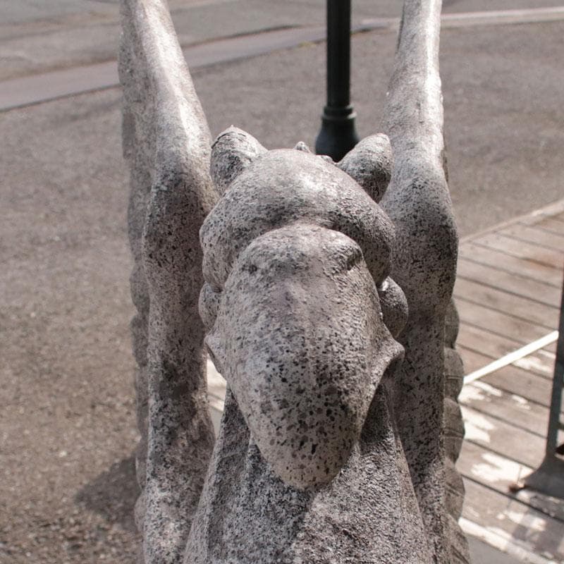 石像風グリフォン 樹脂製 神話の守護者が佇むガーデンオブジェ 143-212