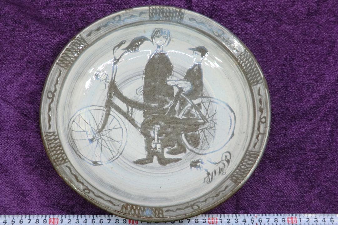 魔訶不思議なセンスの自転車の絵が描かれた陶器飾り皿 作者不詳 D10816