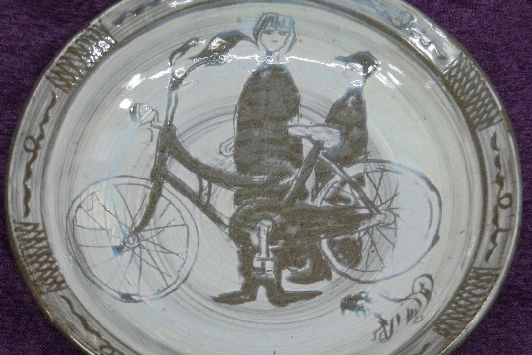 魔訶不思議なセンスの自転車の絵が描かれた陶器飾り皿 作者不詳 D10816
