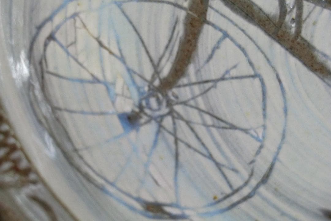 魔訶不思議なセンスの自転車の絵が描かれた陶器飾り皿 作者不詳 D10816