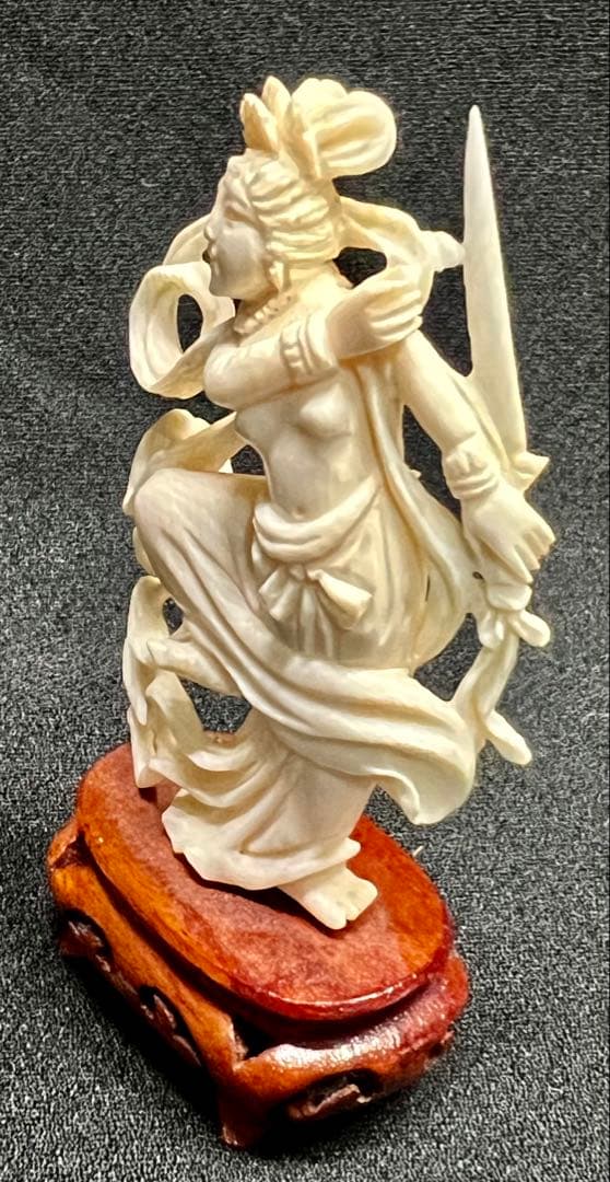 象牙風 剣を持つ女性像