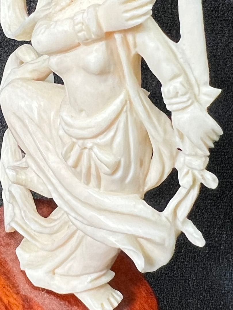 象牙風 剣を持つ女性像