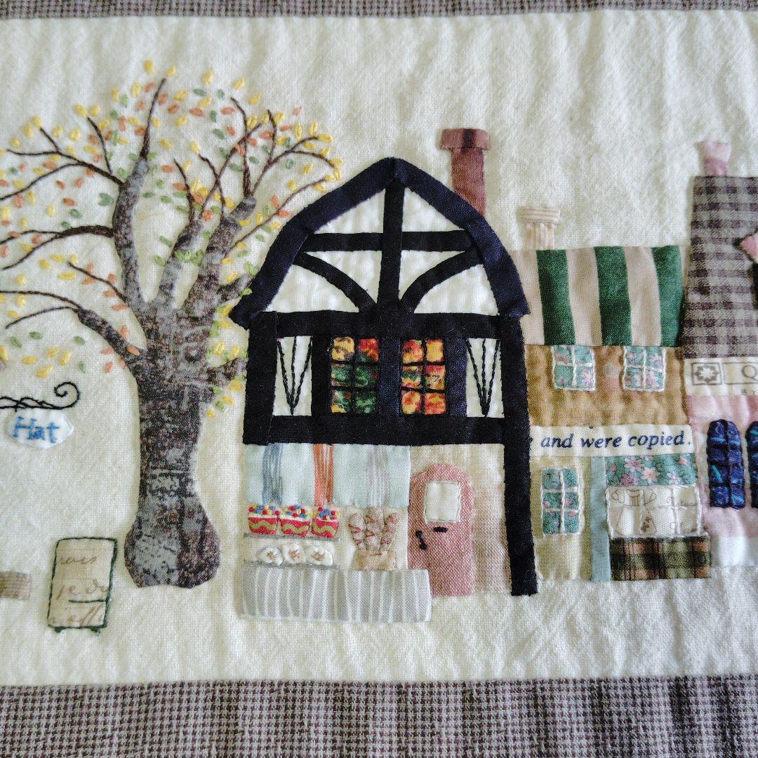 ハウスのパッチワークタペストリー 【70】❛色づく街❜