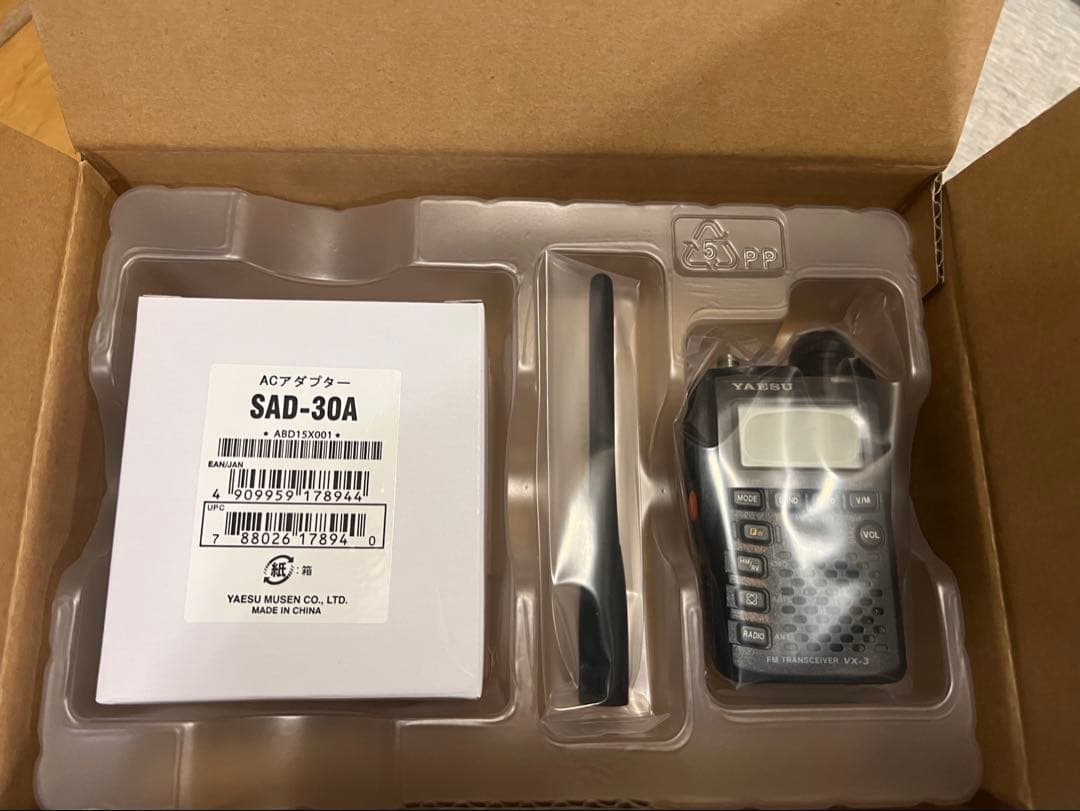 R*S様 YAESU VX-3 VHF/UHF トランシーバー
