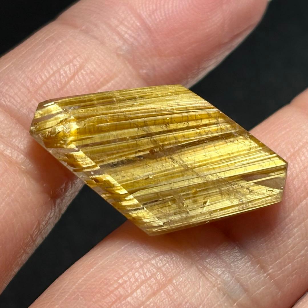 極上　ギラギラ　タイチンルチルクォーツ　K724