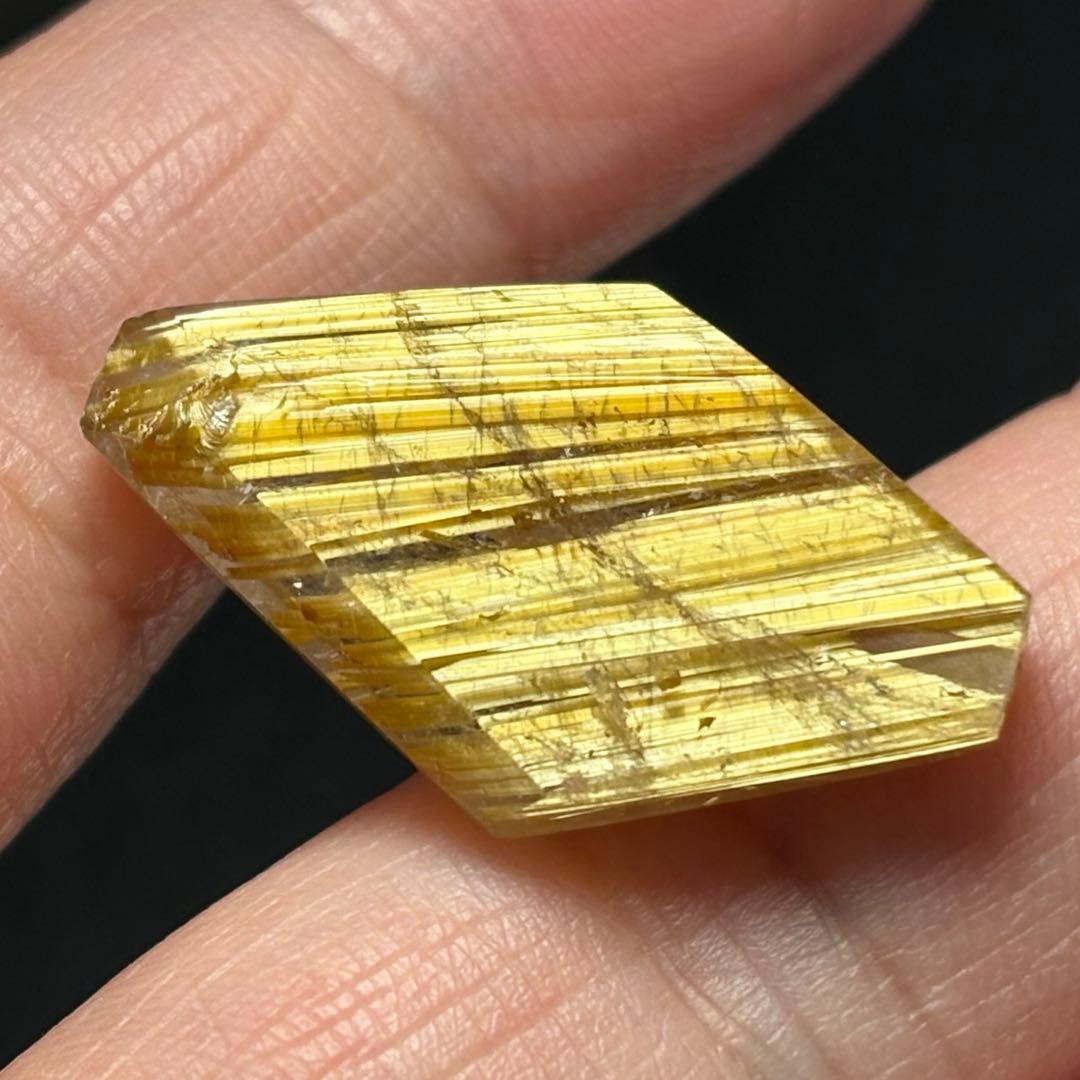 極上　ギラギラ　タイチンルチルクォーツ　K724