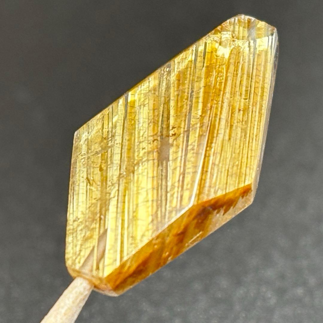 極上　ギラギラ　タイチンルチルクォーツ　K724