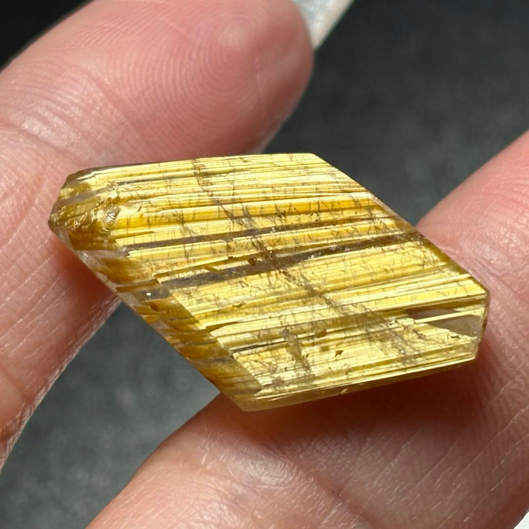 極上　ギラギラ　タイチンルチルクォーツ　K724