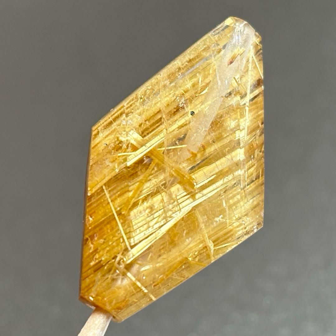 極上　ギラギラ　タイチンルチルクォーツ　K724