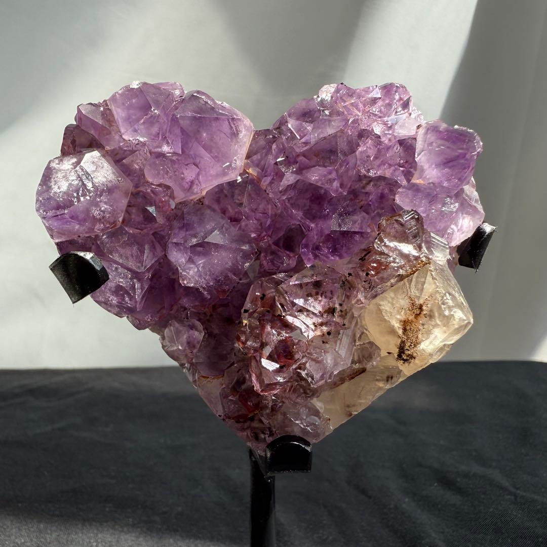 天然石カルサイト&ブラックトルマリン共生アメジストのハート　NO.070413